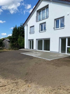 Ab 1.9.2025: EG Wohnung mit 3 Zimmern, EBK, Garten, KfW 40 in idyllischer Lage