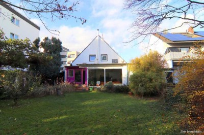 Charmantes Haus mit großem Garten, Kamin & Stellplatz in zentraler Lage