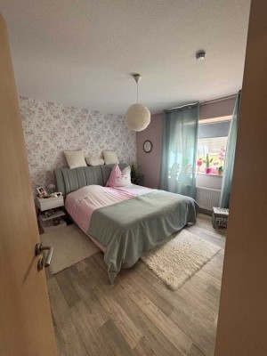 Attraktive 4-Zimmer Wohnung mit Terasse und Gartenzugang, Außenstellplatz und Einbauküche