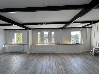 Frisch sanierte, charmante Altbau-Maisonette Wohnung mit Kamin und EBK und großer Nutzfläche im DG