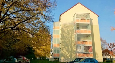 Kleine schmucke Wohnung in grüner ruhiger Umgebung mit einem großen verglasten Balkon.
