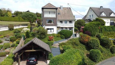 Höhenlage mit Blick auf Morsbach: gepflegtes, großes EFH mit ELW