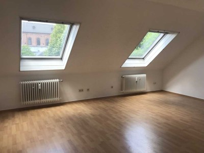 Schöne, helle  3,5-Zimmer-Dachgeschosswohnung mit Domblick im Zentrum von Worms zu vermieten.