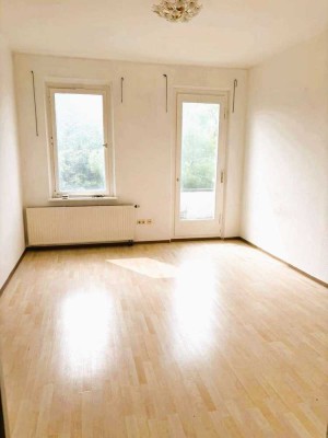 Nähe der Innenstadt & sofort bezugsfrei! Große 2 Zimmer-Whg. mit Balkon in denkmalgeschütztem Haus