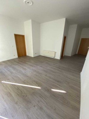Vollständig renovierte Wohnung mit drei Zimmern sowie Balkon und EBK in Magdeburg