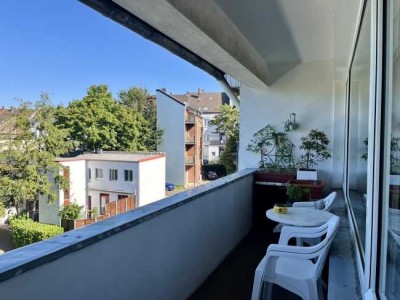 Renovierte 2-Zimmer-Wohnung mit Balkon, Tageslichtwannenbad, Küche und Einzelgarage