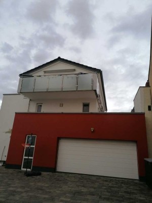Ein Zuhause zum Wohlfühlen – stilvolle 5-Zimmer-Wohnung mit Terrasse, Kamin und Garage in Griesheim