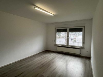 ~ 2 Kaltmieten geschenktn bis 31.12.2025 anmieten! + EG-Wohnung in ruhiger mit Laminat und geweißt ~