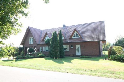 Im Außenbereich gelegenes Wohnhaus mit Carport und Garage sowie großem Garten