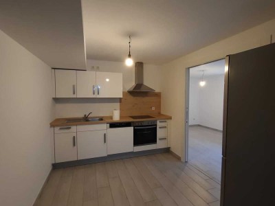 Moderne 2-Zimmer-Wohnung mit Einbauküche und Lichthof / Balkon in Kelsterbach