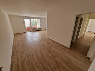 Sehr schön geschnittene, neuwertig gepflegte 3-Zimmer-Wohnung mit Balkon und Einbauküche