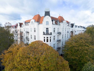 Traumhafte 2 - 3 Zimmer Altbau-Wohnung mit schönen Stilelementen in bester Lage von Harvestehude!