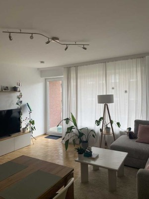Schöne helle und ruhige renovierte 2-Zimmer-Wohnung mit  Süd-Loggia, Vollbad und EBK in Lübeck