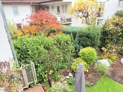 Zentrales Wohnen mit Blick ins Grüne: 2 Zimmerwohnung mit großem Balkon, ruhig gelegen