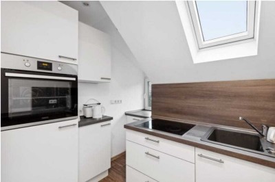 Stilvolle Dachgeschosswohnung in Altbauvilla – möbliert, 2 Zimmer + ausgebauter Spitzboden – uninah