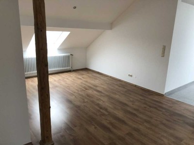 -RESERVIERT-Sehr schöne Dachstudio Wohnung mit offenem Küchenbereich, zentral gelegen