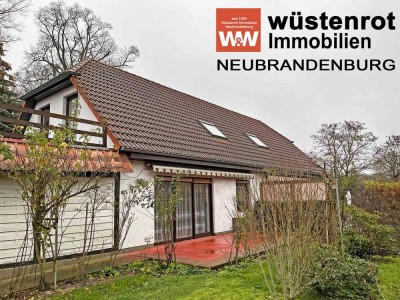 AUCH FÜR ZWEI FAMILIEN: WOHNHAUS  MIT DACHTERRASSE + EINBAUKÜCHE + KAMINOFEN+ GARAGE + DOPPELCARPORT