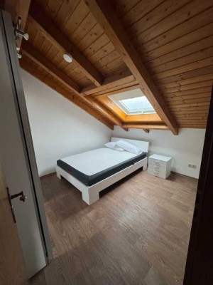 Geschmackvolle, modernisierte 2-Zimmer-DG-Wohnung mit Balkon und EBK in Waltenhofen