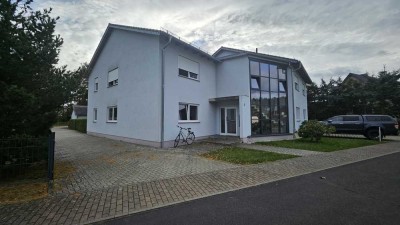 Freundliche 3-Zimmer-Erdgeschosswohnung mit gehobener Innenausstattung mit Terrasse und EBK