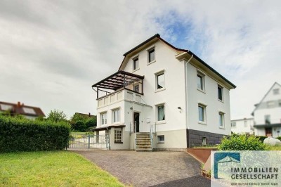 Solides und gepflegtes Wohnhaus mit Terrasse und großem Garten in zentraler Ortslage von Fluterschen