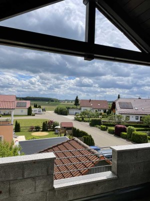 Schöne 2,5-Zimmer-DG-Wohnung  mit EBK überdachtem Balkon und Garage