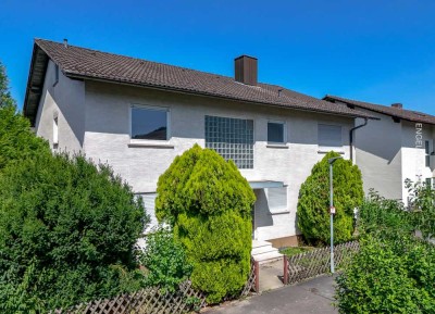 Gepflegtes Zweifamilienhaus mit Garten, Garage und Balkon