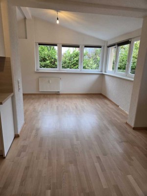 Freundliche und helle 3 Zimmer Wohnung im OG mit EBK