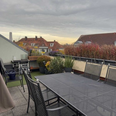 Helle 2-Zimmer-Dachgeschosswohnung mit großer Terrasse in Augsburg – Oberhausen