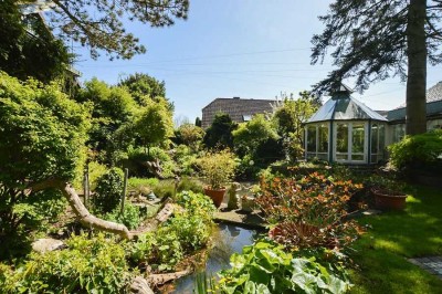 Borstel-Hohenraden - das Besondere: Kleines Anwesen mit Orangerie, Teichlandschaft u. Nebengebäuden!