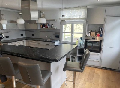 Modernisierte 5 Zimmer Wohnung mit hochwertiger Einbauküche