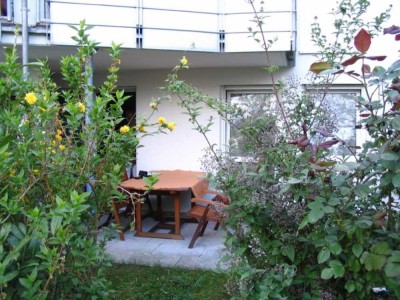 Gepflegte 3 Zimmer-EG-Wohnung m. 88 m² Wfl., 2 Terrassen, kleinem Gartenanteil, TG-Stellplatz.