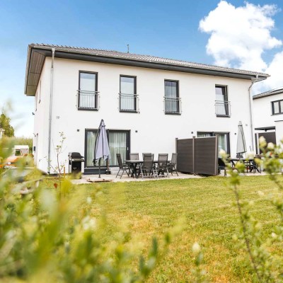 Hochwertiger Wohnkomfort in neuwertigem Zweifamilien-Doppelhaus