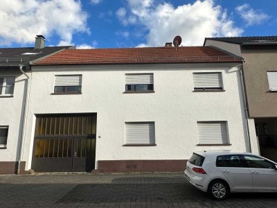 Charmantes renovierungsbedürftiges Wohnhaus mit großem Grundstück in Linkenheim-Hochstetten