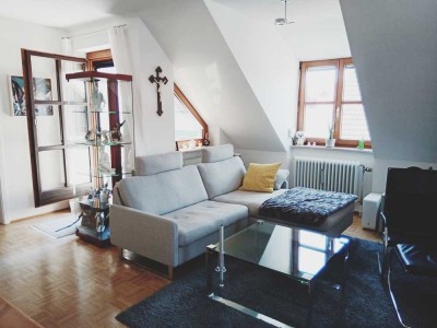 GEPFLEGT. GEMÜTLICH. PRAKTISCH: DACHGESCHOSS-MAISONETTE | BALKON | TG STPL - 3 KM  BIS ZUR UNIKLINIK