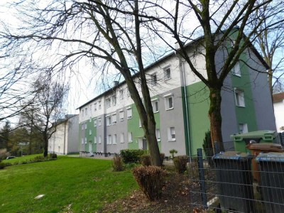 Schöne Erdgeschosswohnung mit Balkon, mit etwas Farbe einzugsbereit!