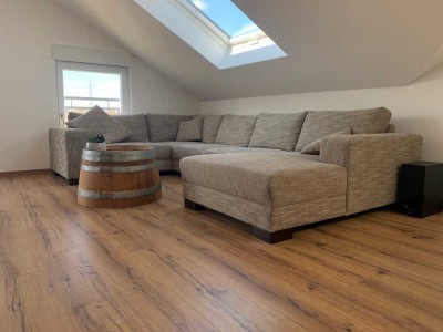Moderne Dachgeschosswohnung inkl. Küche / Fußbodenheizung / Garage mögl.