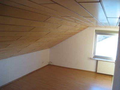 Schöne helle 2,5-Zimmer-Dachgeschoss-Wohnung mit EBK in Heilbronn-Böckingen