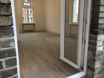 Schöne helle 2 Zimmerwohnung in zentraler Lage (Komplettrenovierung 2021)