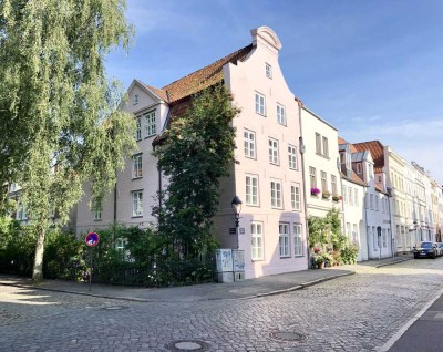 Wohnen mit historischem Charme - Altbau-Erdgeschosswohnung mit Wintergarten