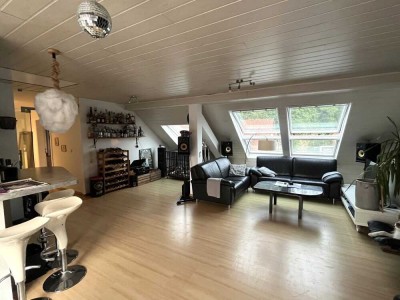 4- Zimmer Wohnung, großes Bad und Panoramafenster