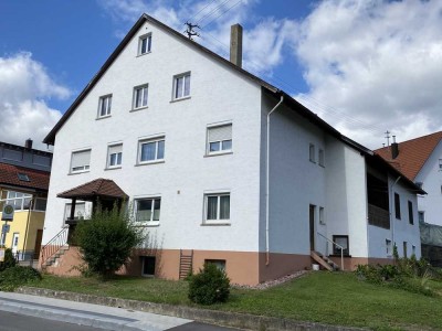 Sanierungsbedürftiges Haus mit Ökonomieteil auf großem Grundstück