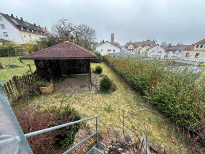 +++ Großzügige Erdgeschosswohnung mit ebenem Garten, überdachte Gartenterrasse, 2 Garagen und Ste...