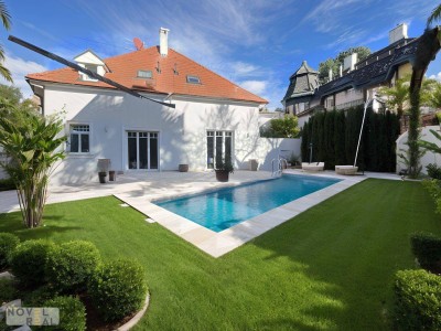 Exklusive Villa mit privatem Pool und idyllischem Garten in Toplage von Wien-Hietzing!