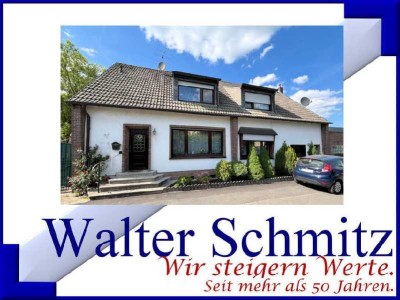 Dreifamilienhaus mit zusätzlicher Werkstatt und drei Garagen.