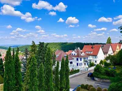 Traumaussicht trifft Villa mit tollem Garten und Doppelgarage in bester Lage von Botnang.