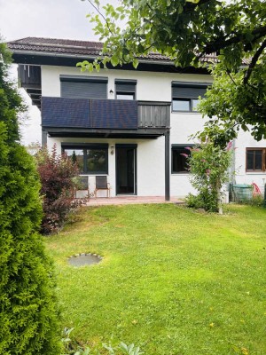 Attraktive, helle, sanierte Erdgeschoß Wohnung mit Garten in einer Art Doppelhaushälfte.