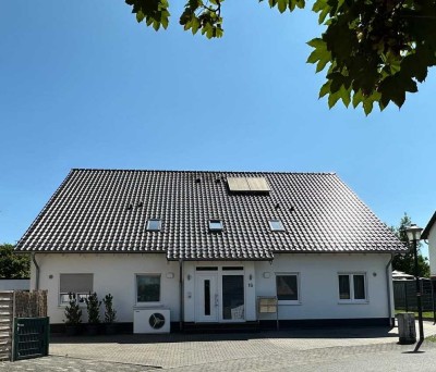 Hennef- Warth: 3-Zimmer Eigentumswohnung im DG aus 2016 mit Garage, Stellplatz u. Gartenanteil