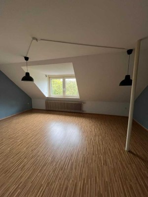 HIER WIRD NOCH RENOVIERT: Gut geschnittene 3,5-Zimmerwohnung (DG) in Essen-Kray zu vermieten!