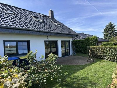 Einfamilienhaus mit Einliegerwohnung und idyllischem Grundstück in ruhiger Ortsrandlage und Blick au