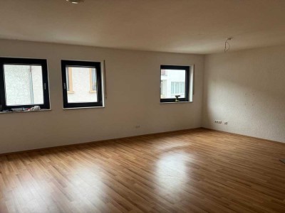 Ruhige 2 Zim. Wohnung mit Fußbodenheizung und 2 Balkone